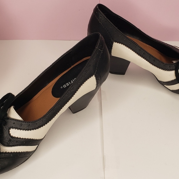 Pumps - Picture 2 of 2